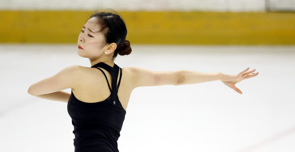 김나현(과천고)이 27일 오전 서울 양천구 목동아이스링크에서 열린 ’KB금융 피겨스케이팅 코리아챌린지’ 미디어데이에서 훈련을 하고 있다.  연합뉴스