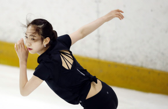 최다빈(수리고)이 27일 오전 서울 양천구 목동아이스링크에서 열린 ’KB금융 피겨스케이팅 코리아챌린지’ 미디어데이에서 훈련을 하고 있다. 연합뉴스