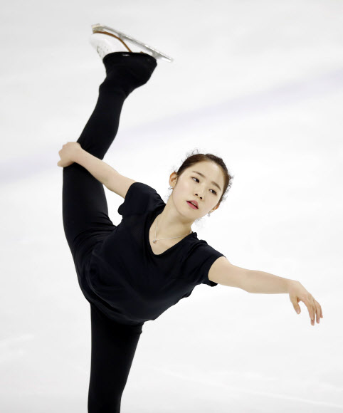 최다빈(수리고)이 27일 오전 서울 양천구 목동아이스링크에서 열린 ’KB금융 피겨스케이팅 코리아챌린지’ 미디어데이에서 훈련을 하고 있다.  연합뉴스