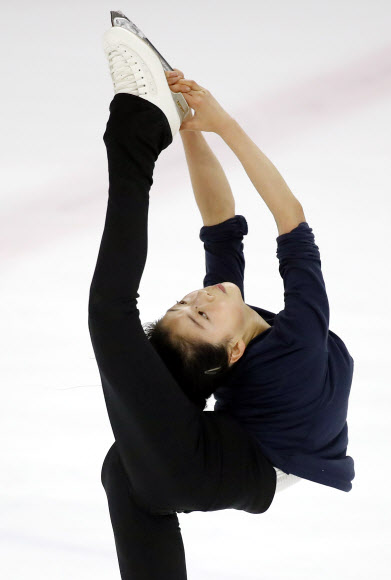 27일 오전 서울 양천구 목동아이스링크에서 열린  2018 평창동계올림픽 피겨스케이팅 파견선수 1차 선발전 ’KB금융 피겨스케이팅 코리아챌린지’에서 감윤경(과천중)이 연습을 하고 있다.  연합뉴스