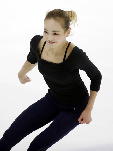 27일 오전 서울 양천구 목동아이스링크에서 열린  2018 평창동계올림픽 피겨스케이팅 파견선수 1차 선발전 ’KB금융 피겨스케이팅 코리아챌린지’에서 임은수(14?한강중)가 연습을 하고 있다.  연합뉴스