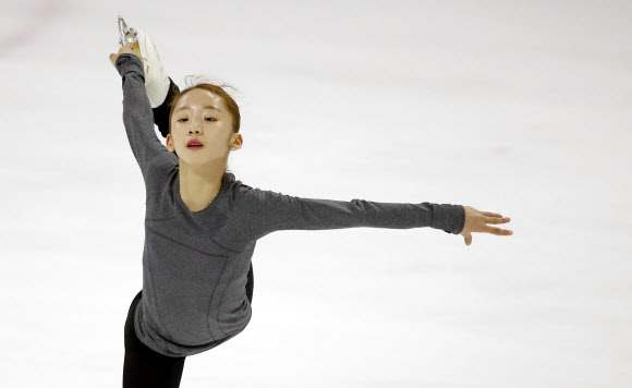 27일 오전 서울 양천구 목동아이스링크에서 열린  2018 평창동계올림픽 피겨스케이팅 파견선수 1차 선발전 ’KB금융 피겨스케이팅 코리아챌린지’에서 김예림(14?도장중)이 연습을 하고 있다.  연합뉴스
