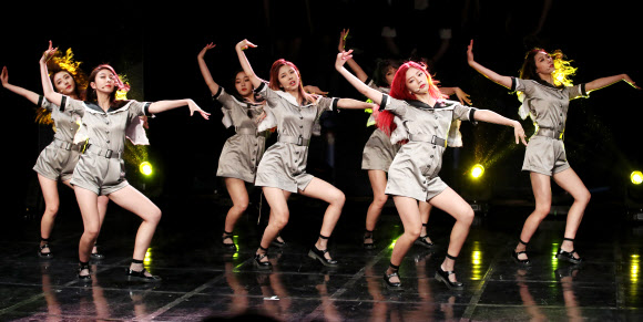 그룹 드림캐쳐가 27일 오후 서울 강남구 청담동 일지아트홀에서 열린 첫 번째 미니앨범 ’프리퀄(Prequel)’ 발매 쇼케이스에서 타이틀곡 ’날아올라’ 무대를 선보이고 있다.  연합뉴스