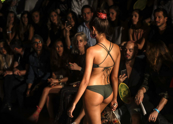 모델이 26일(현지시간) 콜롬비아 메데인에서 열리고 있는 콜롬비아모다 패션쇼중 브랜드 ‘아구아 벤디타(Agua Bendita)’의 컬렉션을 선보이고 있다. AFP 연합뉴스