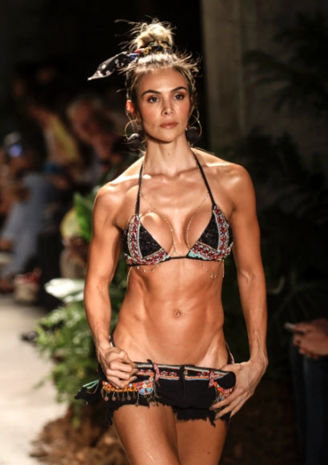 모델이 26일(현지시간) 콜롬비아 메데인에서 열리고 있는 콜롬비아모다 패션쇼중 브랜드 ‘아구아 벤디타(Agua Bendita)’의 수영복 컬렉션을 선보이고 있다.<br>AFP 연합뉴스