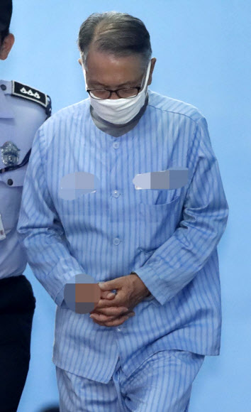 박근혜 정부에서 문화·예술계 지원배제 명단인 이른바 ’블랙리스트’ 작성·관리에 관여한 혐의로 재판에 넘겨진 김기춘 전 대통령 비서실장이 27일 오후 서초동 서울중앙지법에서 선고 공판을 마친 뒤 호송차량으로 이동하고 있다. 김 전 비서실장은 직권남용·위증으로 징역 3년을 선고받았다.   연합뉴스 