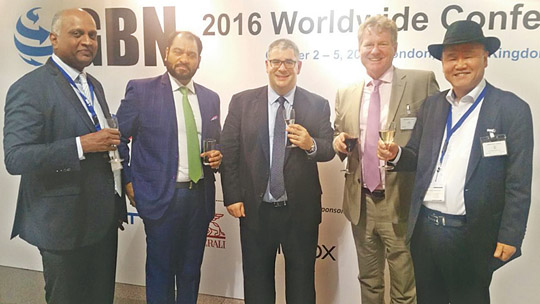 지난해 런던에서 있었던 GNB(Global Broker Network) 전 세계 90여개국 멤버들이 모여 비즈니스를 위한 모임에서 기념 촬영을 하고 있다. 오른쪽 첫 번째가 한만영 대표.