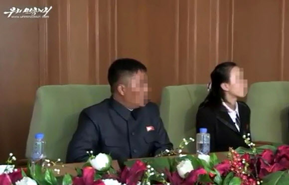 40대 탈북민 강모(왼쪽)씨가 지난해 11월 북한의 대외선전용 매체 ‘우리민족끼리TV’에 출연한 모습. 연합뉴스