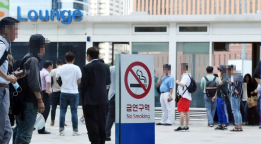 ‘흡연광장’ 된 서울역 광장