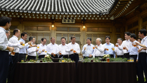 문재인(왼쪽 아홉 번째) 대통령이 27일 청와대 상춘재 앞에서 기업인들과 ‘호프미팅’을 갖고 맥주잔을 든 채 담소를 나누고 있다. 안주영 기자 jya@seoul.co.kr