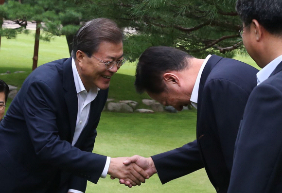 문 대통령과 박용만 회장 악수