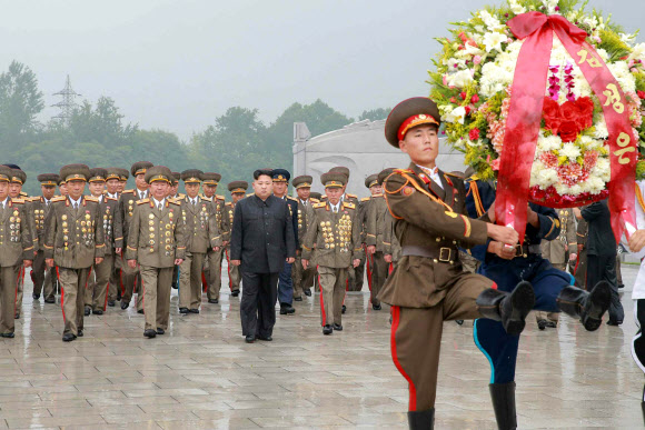 김정은 북한 노동당 위원장이 정전협정 체결 64주년을 맞아 평양 ’조국해방전쟁 참전열사묘’를 참배했다고 노동신문이 28일 밝혔다.  연합뉴스