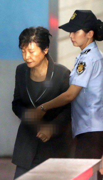 법정 향하는 박근혜 전 대통령