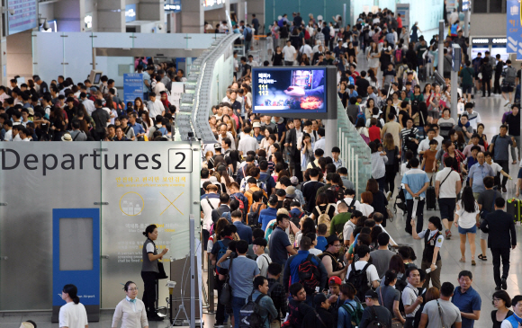 28일  인천공항 출국장 앞이 휴가철 해외여행객들로 붐비고 있다. 인천공항공사는 하계성수기 인천공항 이용 여객이 약 684만 명, 하루평균 여객은 18만 4천여명으로 역대 동·하계·명절 성수기 중 최대 수준에 달할 것으로 전망했다. 정연호 기자 tpgod@seoul.co.kr