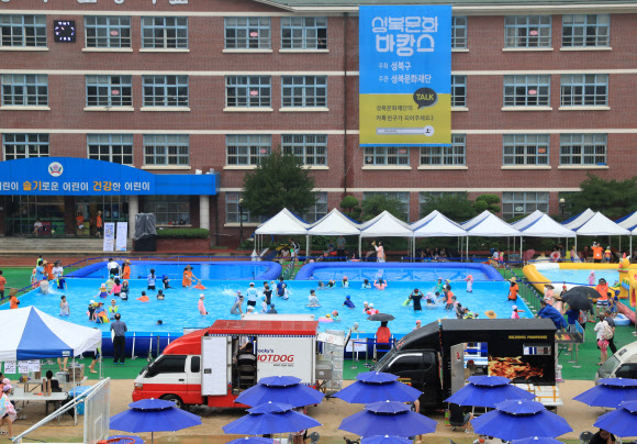 워터파크로 변한 학교운동장