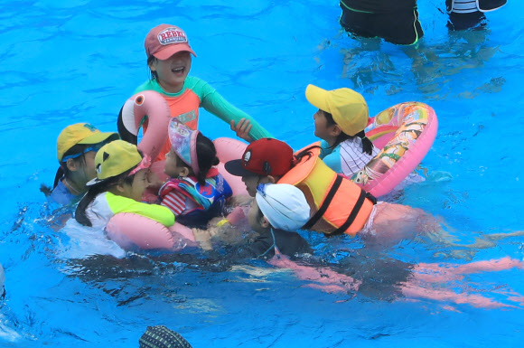 ’운동장이 워터파크에요’