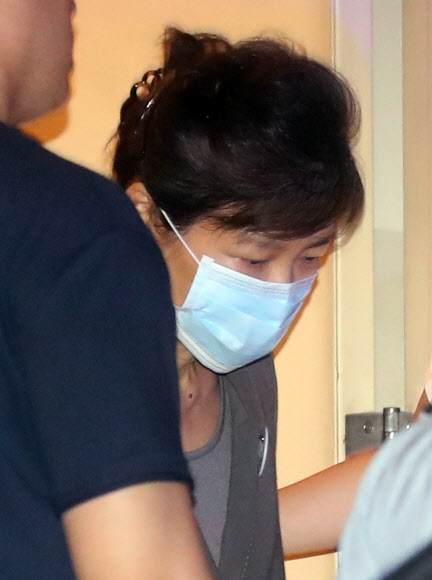 치료 받고 병원 나서는 박근혜