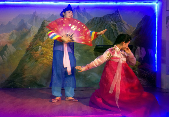 25일(현지시간) 두바이에 위치한 북한 식당 옥류관에서 종업원들이 공연을 펼치고 있다. 북한이 운영하는 식당부터 건설 현장까지, 북한 노동자들은 쿠웨이트, 오만, 카타르, UAE에서 강제노동에 가까운 근로조건에 노출돼 있으며 고정된 정보요원들의 감시를 받고 음식을 거의 먹지 못한 채 육체적 학대에도 시달리고 있다고 당국자들은 말했다.  AP 연합뉴스