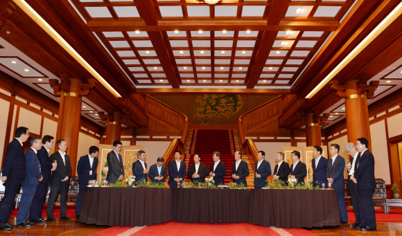 문재인 대통령이 28일 오후 청와대 본관 로비에서 기업인들과 ‘칵테일 타임’을 갖고 있다. 권오현 삼성 부회장, SK 최태원 회장, 롯데 신동빈 회장, GS 허창수 회장, 현대중공업 최길선 회장, KT 황창규 회장, 대한항공 조원태 사장, 대한상의 박용만 회장 등이 참석했다. 2017.7.28. 안주영기자 jya@seoul.co.kr