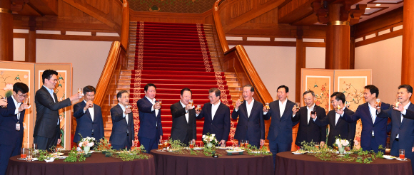 문재인 대통령이 28일 오후 청와대 본관 로비에서 기업인들과 ‘칵테일 타임’을 갖고 있다. 참석자는 권오현 삼성 부회장, SK 최태원 회장, 롯데 신동빈 회장, GS 허창수 회장, 현대중공업 최길선 회장, KT 황창규 회장, 대한항공 조원태 사장, 대한상의 박용만 회장. 2017.7.28. 안주영기자 jya@seoul.co.kr