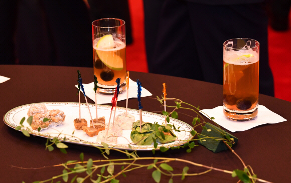 문재인 대통령이 28일 오후 청와대 본관 로비에서 기업인들과 ‘칵테일 타임에 제공된 메뉴. 2017.7.28. 안주영기자 jya@sseoul.co.kr