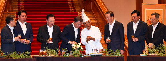 문재인 대통령이 28일 오후 청와대 본관 로비에서 기업인들과 ‘칵테일 타임’을 갖고 있다. 참석자는 권오현 삼성 부회장, SK 최태원 회장, 롯데 신동빈 회장, GS 허창수 회장, 현대중공업 최길선 회장, KT 황창규 회장, 대한항공 조원태 사장, 대한상의 박용만 회장. 2017.7.28. 안주영기자 jya@sseoul.co.kr