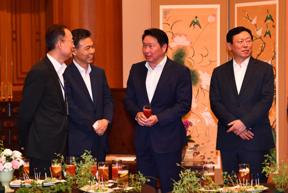 28일 오후 청와대 본관에서 2차 주요기업인과의 간담회 겸 만찬에 앞서 열린 ’칵테일 타임’에서 참석한 기업인들이 문 대통령을 기다리며 이야기를 나누고 있다 .2017.7.28 안주영기자 jya@sseoul.co.kr