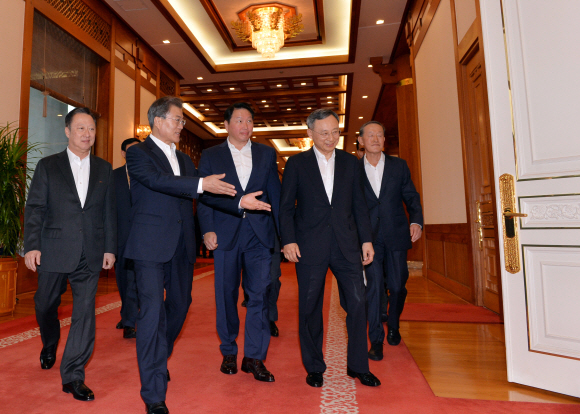 문재인 대통령이 28일 오후 청와대 본관 로비에서 기업인들과 ‘칵테일 타임’을 가진 후 본격적인 간담회를 위해 이동하며 안내를 하고 있다. 2017.7.28. 안주영기자 jya@seoul.co.kr