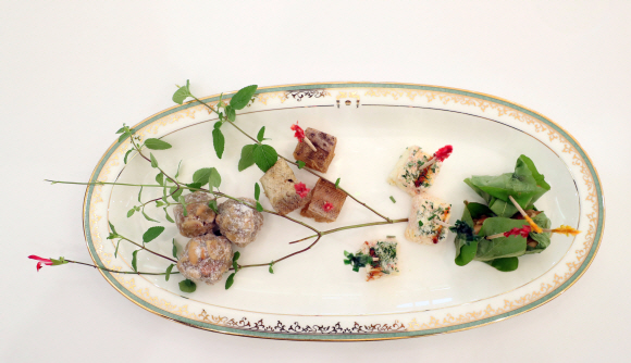 28일 오후 청와대 본관 로비에서 열린 문재인 대통령과 주요 기업인과의 칵테일 타임에 나온 안주의 모습. 이날 안주 메뉴는 호두, 아몬드, 땅콩 등 씨앗 안주와 황태절임, 수박과 치즈이다. 2017.7.28 안주영기자 jya@seoul.co.kr