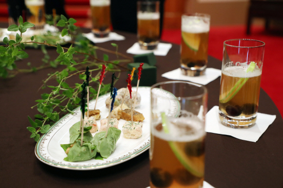 28일 오후 청와대 본관 로비에서 열린 문재인 대통령과 주요 기업인과의 칵테일 타임에 나온 안주의 모습. 이날 안주 메뉴는 호두, 아몬드, 땅콩 등 씨앗 안주와 황태절임, 수박과 치즈이다. 2017.7.28 안주영기자 jya@seoul.co.kr