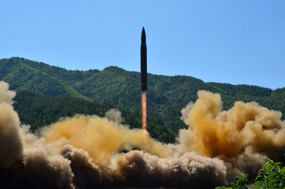사진은 지난달 4일 발사된 북한의 대륙간탄도미사일(ICBM)급 ‘화성-14형’의 모습. 연합뉴스 자료사진