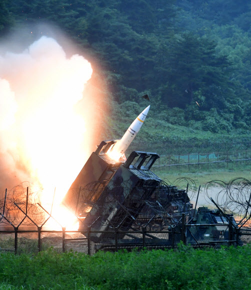 29일 오전 북한의 대륙간탄도미사일(ICBM)급 미사일 발사 도발에 대응, 한미 양국이 동해안에서 실시한 연합 탄도미사일 사격훈련에서 미8군의 에이태킴스(ATACMS) 지대지 탄도미사일이  발사되고 있다. 합동참모본부 제공