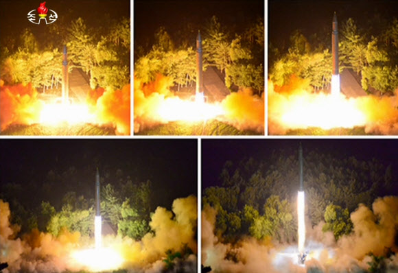 북한이 28일 밤 실시한 대륙간 탄도미사일급 ’화성-14’형 미사일 2차 시험발사 모습. 다음 날인 29일 낮 조선중앙TV는 김정은 노동당 위원장이 직접 지켜보는 가운데 미사일을 발사하는 영상을 공개했다.  연합뉴스