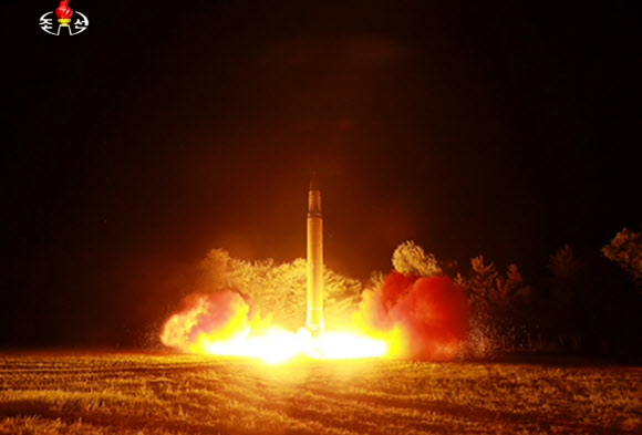 북한이 28일 밤 실시한 대륙간 탄도미사일급 ’화성-14’형 미사일 2차 시험발사 모습. 다음 날인 29일 낮 조선중앙TV는 김정은 노동당 위원장이 직접 지켜보는 가운데 미사일을 발사하는 영상을 공개했다.  연합뉴스