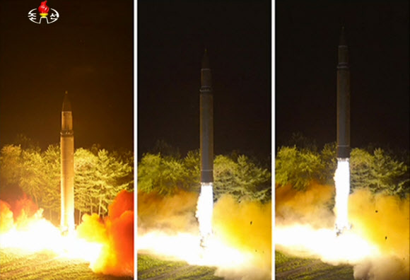 북한의 대륙간 탄도미사일급 ’화성-14’형 미사일 2차 시험발사 모습. 연합뉴스