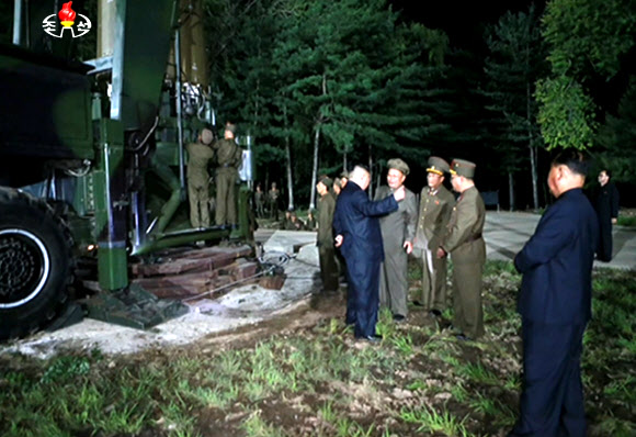 북한이 28일 밤 실시한 대륙간 탄도미사일급 ’화성-14’형 미사일 2차 시험발사 모습. 다음 날인 29일 낮 조선중앙TV는 김정은 노동당 위원장이 직접 지켜보는 가운데 미사일을 발사하는 영상을 공개했다. 연합뉴스