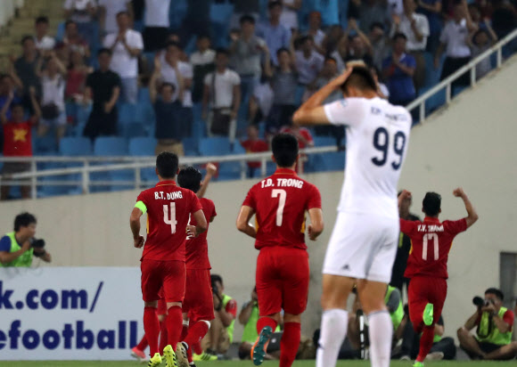29일 오후(현지시간) 하노이 미딩국립경기장에서 열린 베트남 동남아시안(SEA)게임 대표팀과 K리그 올스타팀 경기. 베트남 응유엔 반 퇀이 골을 넣은 후 동료들과 함께 기뻐하고 있다. 이날 경기는  0대1, 베트남의 승리로 끝났다.  연합뉴스