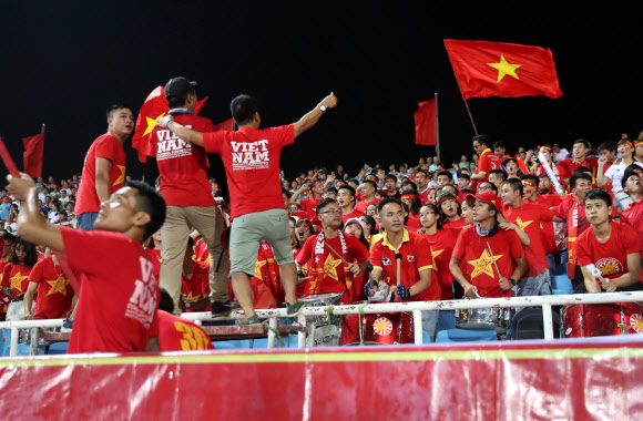 29일 오후(현지시간) 하노이 미딩국립경기장에서 열린 베트남 동남아시안(SEA)게임 대표팀과 K리그 올스타팀 경기. 베트남 팬들이 응원하고 있다.  연합뉴스