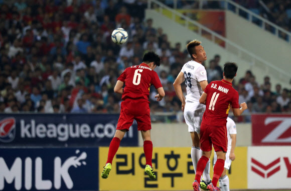 29일 오후(현지시간) 하노이 미딩국립경기장에서 열린 베트남 동남아시안(SEA)게임 대표팀과 K리그 올스타팀 경기. 올스타팀 김신욱이 헤딩을 하고 있다.  연합뉴스