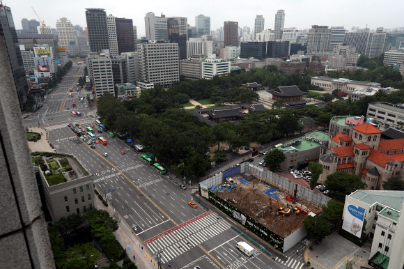 본격적인 여름 휴가철인 30일 오전 서울 세종대로가 평소보다 한산한 모습을 보이고 있다. 연합뉴스