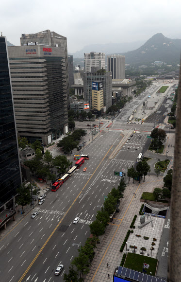 본격적인 여름 휴가철인 30일 오전 서울 세종대로가 평소보다 한산한 모습을 보이고 있다.  연합뉴스
