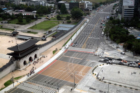 본격적인 여름 휴가철인 30일 오전 서울 광화문 삼거리가 교통량이 크게 줄어들어 한산한 모습이다. 연합뉴스