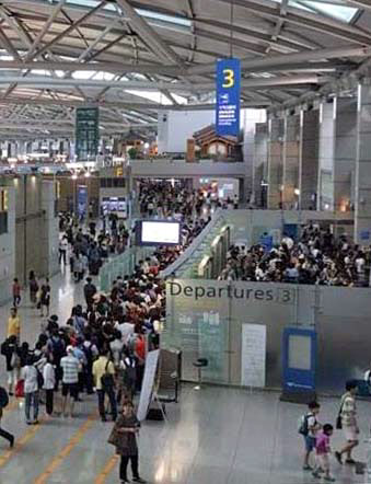 30일 오전 인천국제공항에 출국 수속을 밟으려는 이용객들로 출국장 입구가 붐비고 있다.  연합뉴스