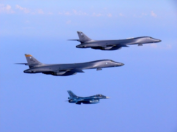 30일 미국 장거리 폭격기 B-1B ‘랜서’(위에서 첫 번째, 두 번째) 2대가 북한의 ICBM급 ‘화성-14형’ 발사에 대응해 한반도 상공에 출동해 대북 무력시위 비행을 하고 있다. 미 태평양공군사령부 제공. 연합뉴스