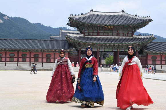 올 상반기 한국을 찾은 외국인 관광객이 일본의 절반 수준으로 나타난 가운데 30일 오전 동남아인들이 서울 광화문에서 관광을 하고 있다.  도준석 기자  pado@seoul.co.kr