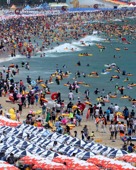 본격적인 휴가철을 맞은 30일 오후 부산 해운대구 해운대해수욕장에서 피서객들이 물놀이를 즐기고 있다.  연합뉴스