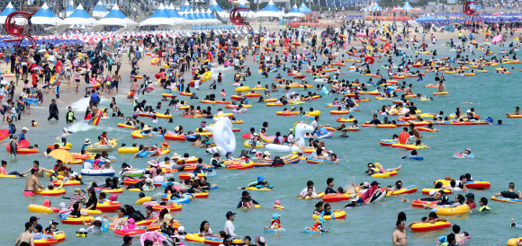 본격적인 휴가철을 맞은 30일 오후 부산 해운대구 해운대해수욕장에서 피서객들이 물놀이를 즐기고 있다.  연합뉴스