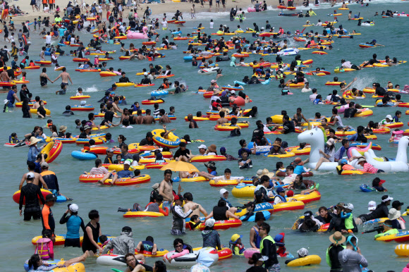 본격적인 휴가철을 맞은 30일 오후 부산 해운대구 해운대해수욕장에서 피서객들이 물놀이를 즐기고 있다.  ㅍ