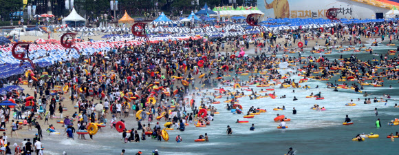 본격적인 휴가철을 맞은 30일 오후 부산 해운대구 해운대해수욕장에서 피서객들이 물놀이를 즐기고 있다.  연합뉴스