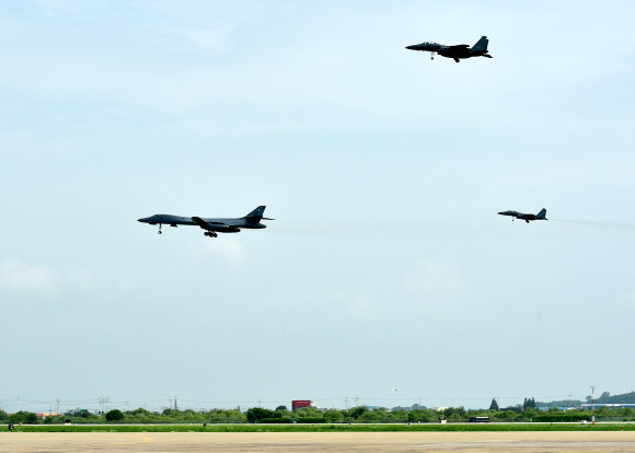 30일 미 공군 B-1B 전략폭격기가 한국공군 F-15K 전투기의 호위를 받으며 오산기지 상공을 저공 비행하며 지나가고 있다.  공군 제공=연합뉴스